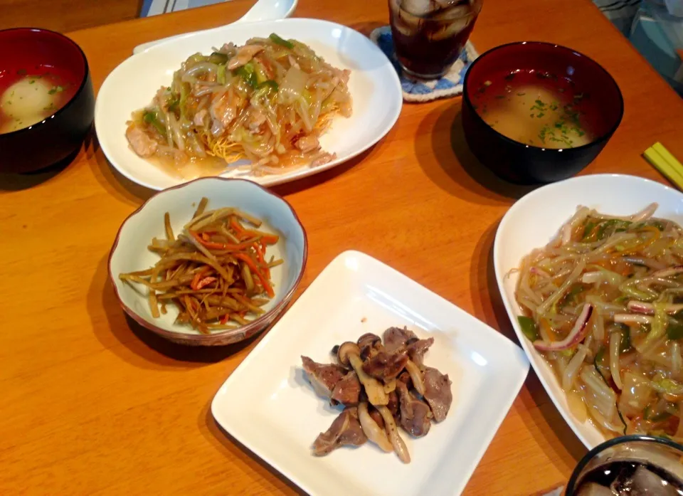 皿うどん . 砂肝としめじ炒め . もちもち餃子スープ . きんぴらごぼう|なるなるさん