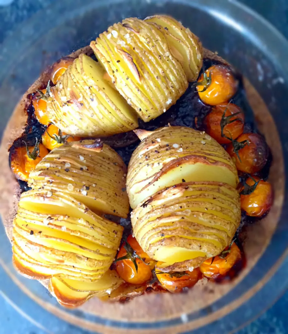 Simple is best - じゃがいもとプチトマトのオーブン焼きロックソルトかけ|ずきみくさん