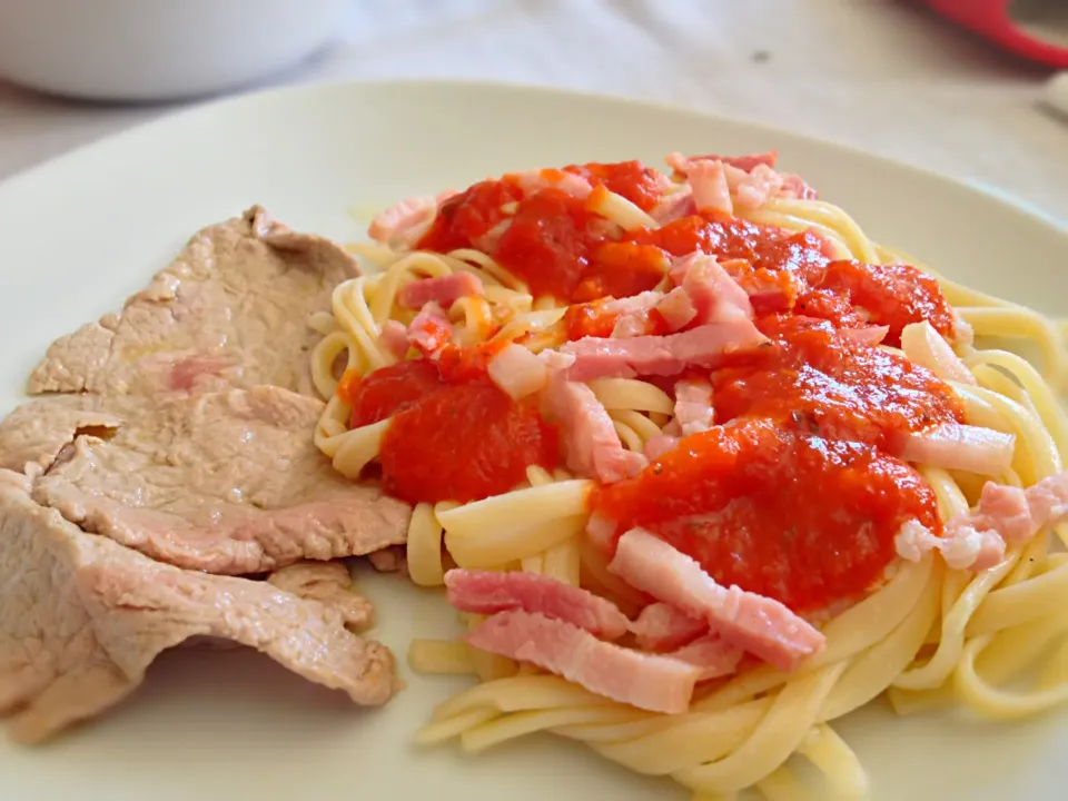 Pork tenderlion with pasta|De Pupesさん