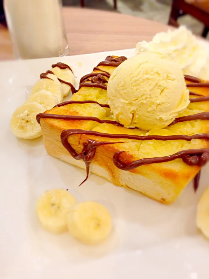 Honey toast with vanilla  ice cream  and Nutella with slice of banana|PhUnGさん