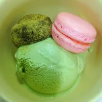 Snapdishの料理写真:Greentea icecream + warabi mochi + rose macaron 💗💚💜|YNGさん