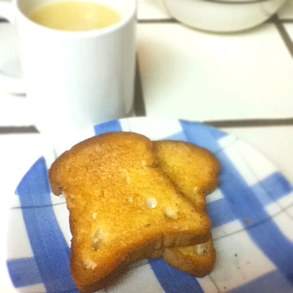 Gluten free toast with tea|Sai linさん