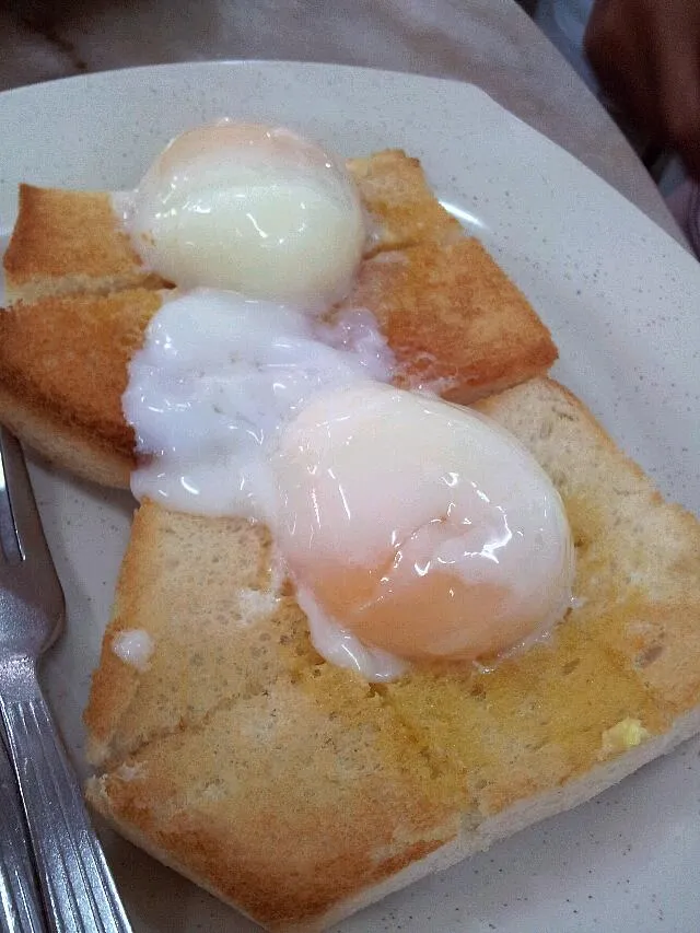 half boiled egg on crispy toast anyone?|joey limさん