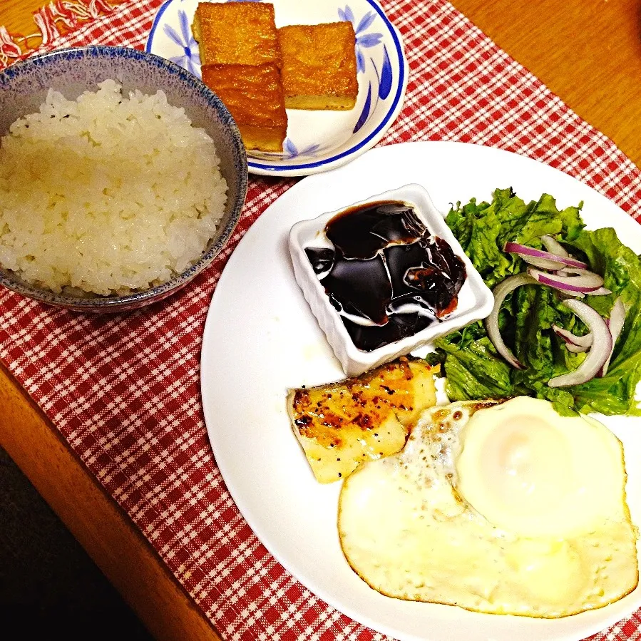 ご飯、目玉焼き、白身魚のレモンソテー、サラダ、厚揚げの煮物、手作りコーヒーゼリー❀|ピンコさん