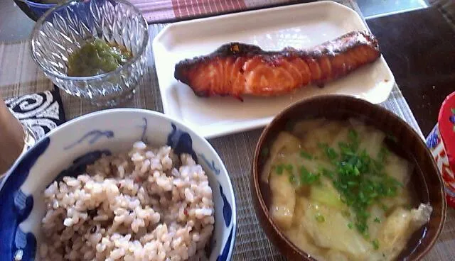 鮭の味噌漬け&めかぶ&キャベツの味噌汁|まぐろさん