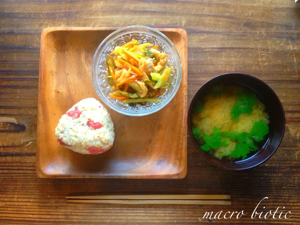 ♪マクロビ♪お気に入り梅チャーハンおにぎり朝ごはん|junoさん