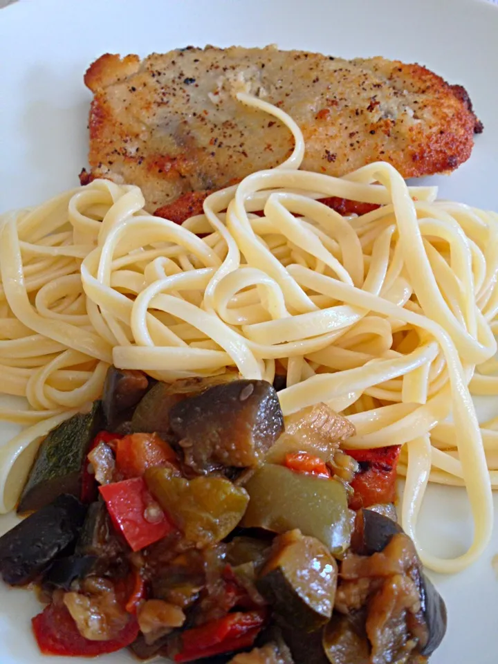 "Cordon blue" (Chicken with auberginie and cheese), pasta, and grilled vegetables.|De Pupesさん