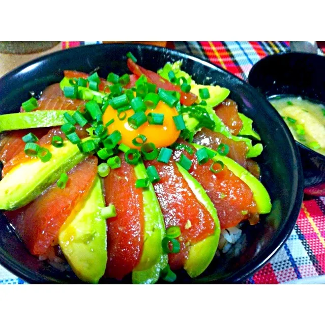 Snapdishの料理写真:アボカドまぐろ漬け丼|ゆきころさん