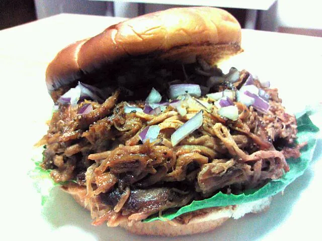 Pulled pork on toasted Hawaiian bread with red onion|James Garciaさん