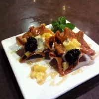 Greek yogurt in fried won tons with pineapple, blackberries, and honey|James Garciaさん