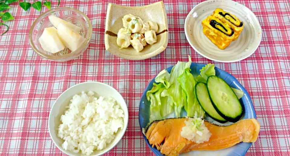 鮭のしょうが煮、渦巻き玉子焼き、かいわれとちくわのマヨポン和え、カット梨、サラダ、ごはん|ゆりさん