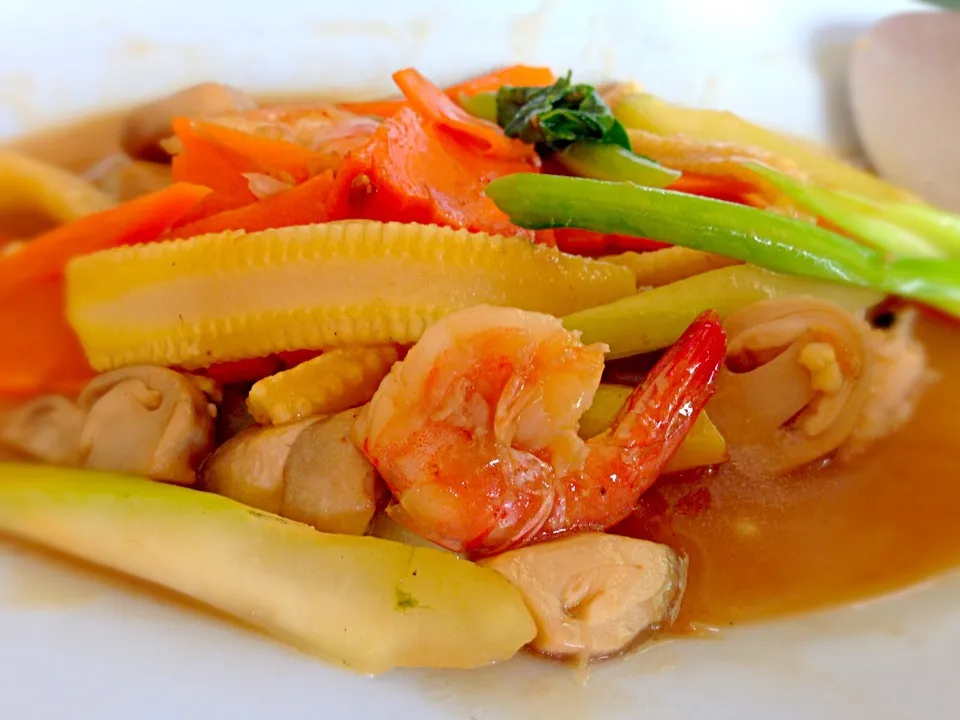 Stir-fried veggies with shimp|Yui Phiphitphakdiさん