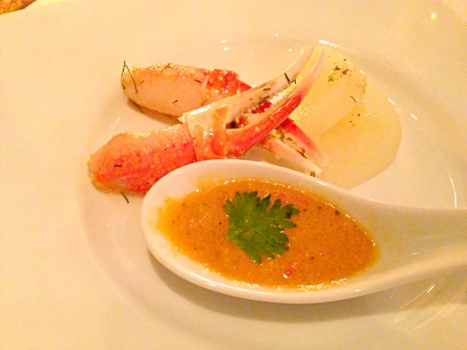 Chilled crab appetizer w/marinated pear & uni gazpacho|Josh Fieldsさん