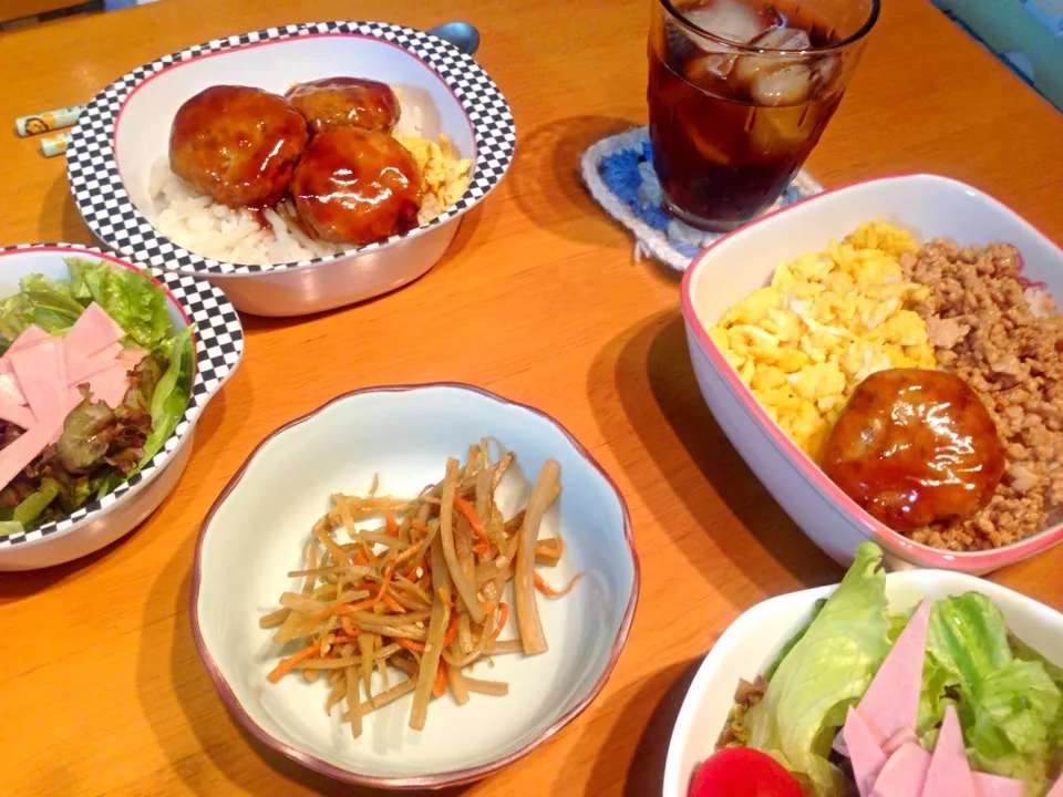 そぼろごはん VS つくね丼 . サラダ|なるなるさん