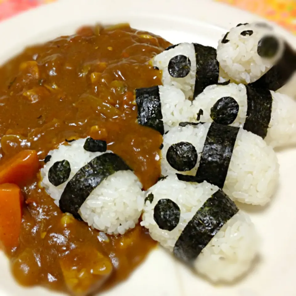 カレーに突撃するパンダ|さおりんさん