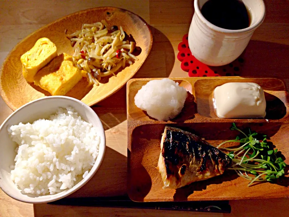 サバの塩焼き、きのこともやしのピリ辛炒め、卵焼き|sayaさん