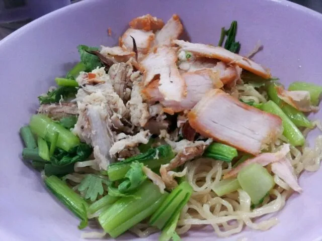 บะหมี่หมูแดง+เนื้อปู, Chinese egg noodles with  red pork and crab meat (Ba-Mee-Moo-Daeng+Poo)  @ราชาบะหมี่เกี๊ยว ริมถนนรามอินทรา กม.2 ฝั่งตลาดลาดปลาเค้า|ChomChuanChim (ชมชวนชิม)さん