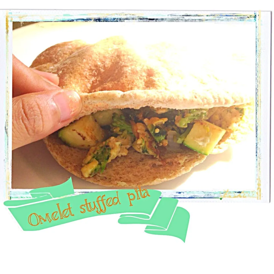 Omelet stuffed in pita|gofitlifeさん