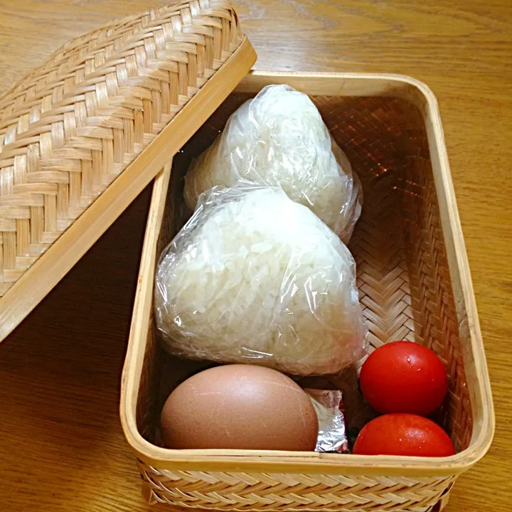 今日のお弁当もおにぎり+ゆでたまご+ミニトマト|西川季宏さん