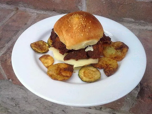 honey marinated chicken slider with honey dijon mustard and provolone cheese with veggie chips|Austin Greenさん