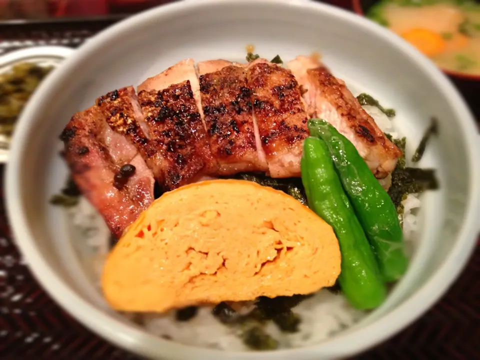 Snapdishの料理写真:串くら モモ炭火焼鶏丼|Mabo Nagaiさん