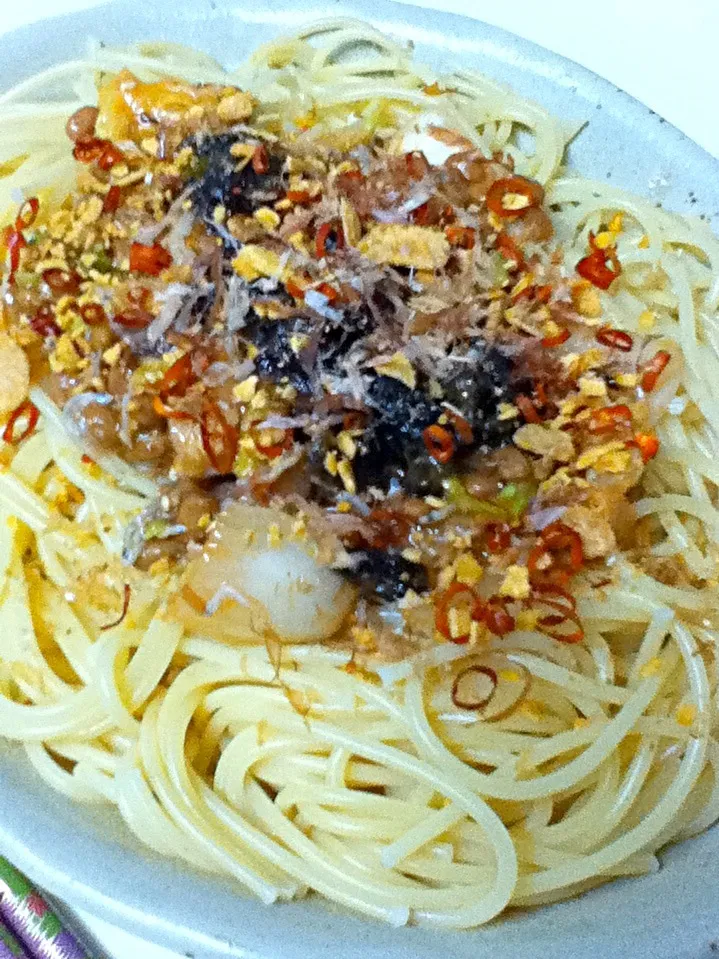 今日のランチはS&Bのラー油高菜のパスタソースに、更に納豆とキムチを加えて辛ネバスパゲッティ‼  最高‼|Yasuharuさん