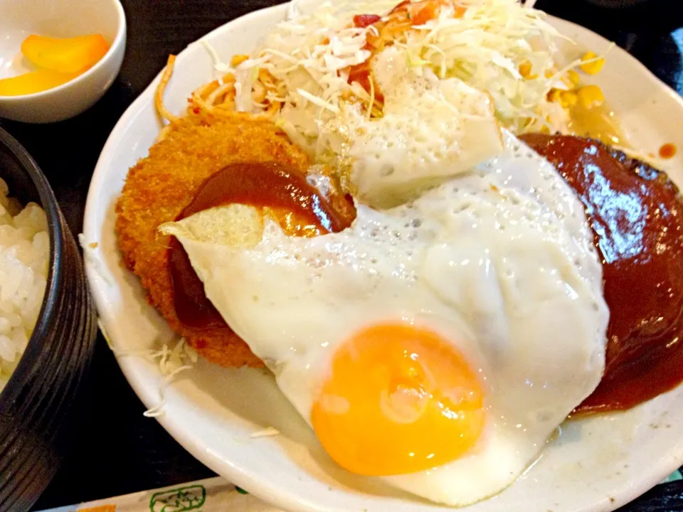 Snapdishの料理写真:ハンバーグ定食(野菜コロッケ、目玉焼きつき)〜リバース|Kunisanoさん