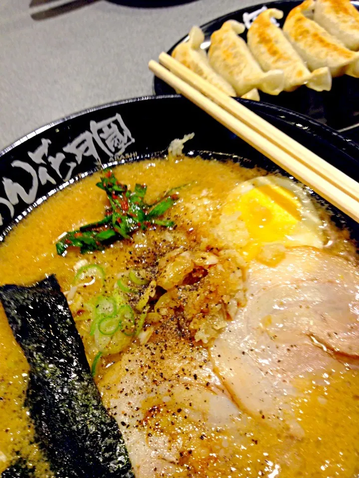 嵐 ゲンコツラーメン おろしニンニク入りと 餃子|すえたけさん