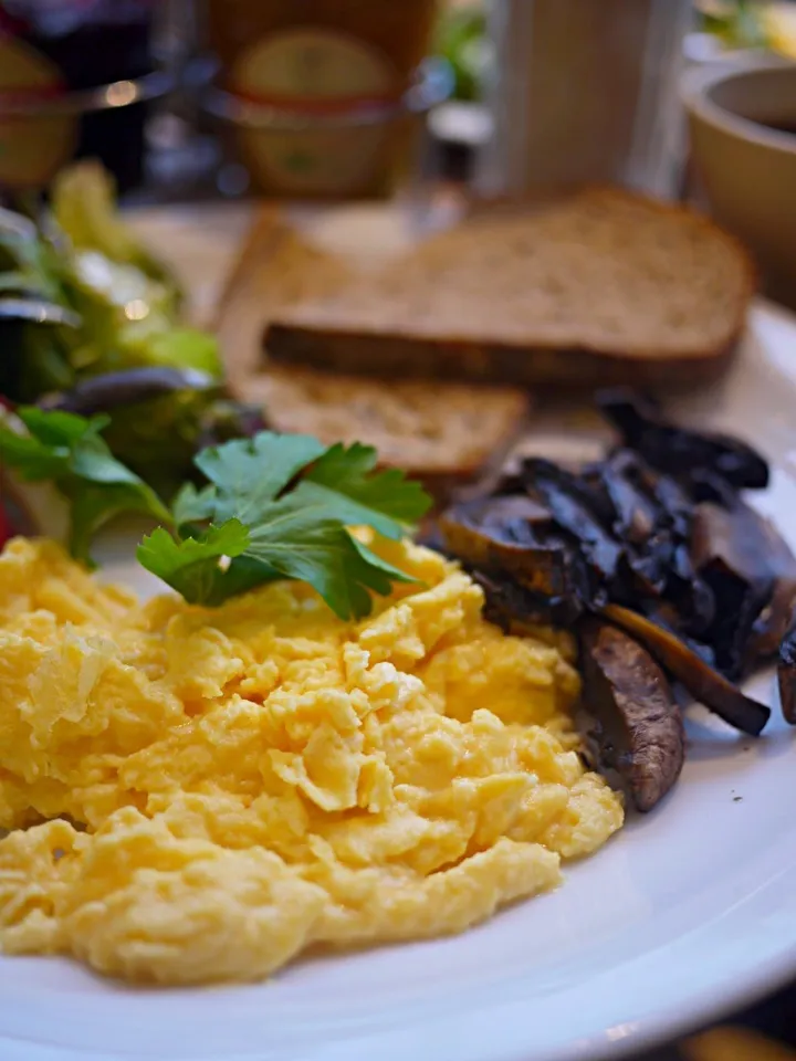 Organic scrambled eggs with bread and sautéed mushroom|イノウエシンゴさん