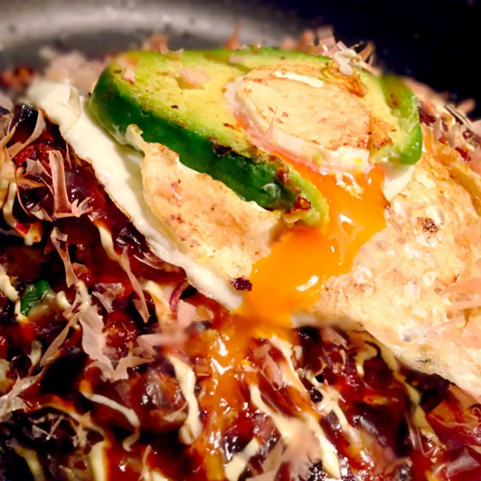 ごめんなさいFried egg in avocado on the OKONOMIYAKI|太田 Tommyさん