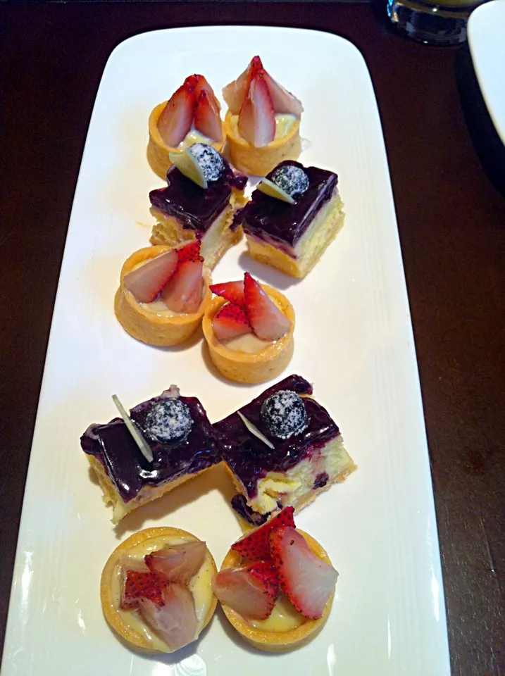 Strawberry fruit tart and new york blueberry cheese cake set|Eunisさん