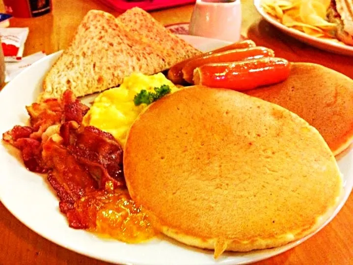 Big Breakfast 2 ( Egg, Cocktail Sausages, Bacon Strips, Pancakes, Fruit Marmalade)|iamfem05さん