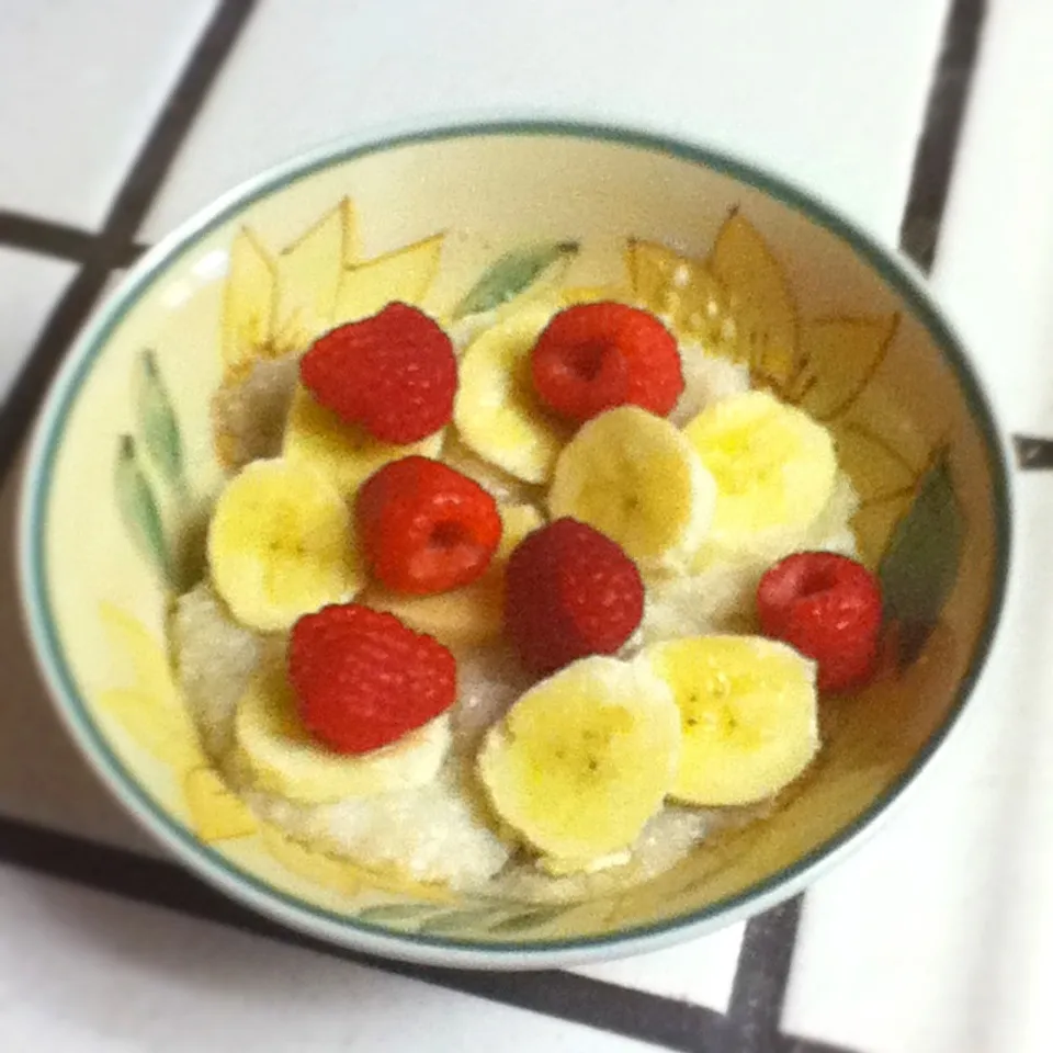 Brown rice porridge with raspberries & banana|Sai linさん