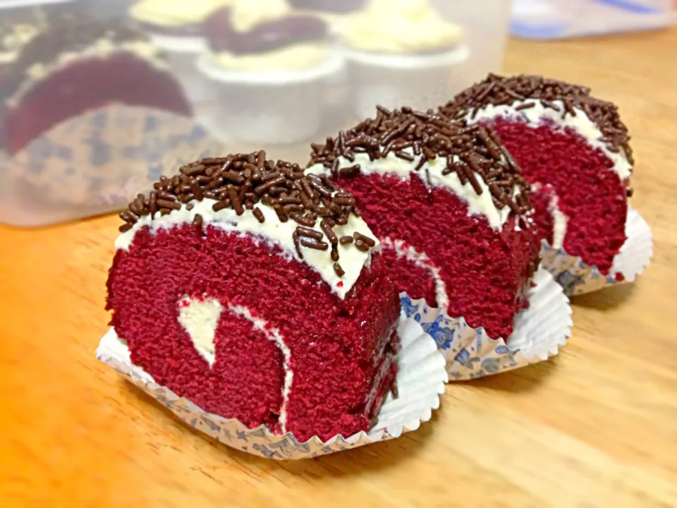 Red velvet Swiss roll|sharon teoさん