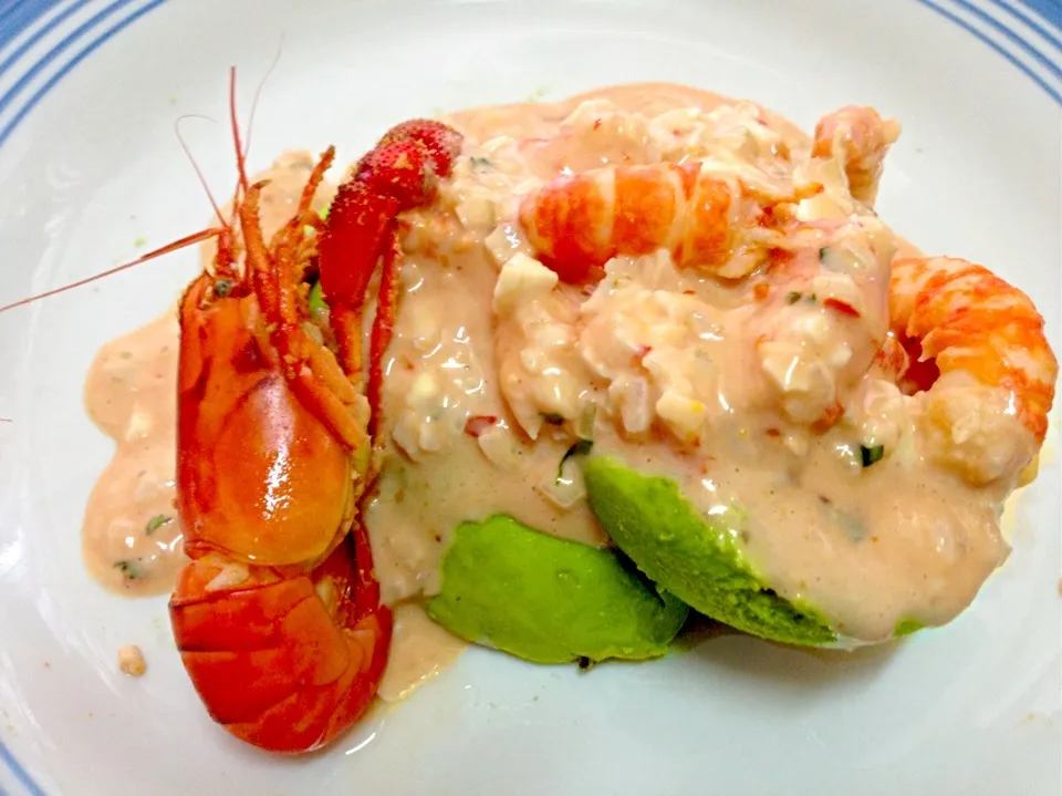 Palta (Avocado) relleno con Camarones (Shrimps)|Justo Romeroさん