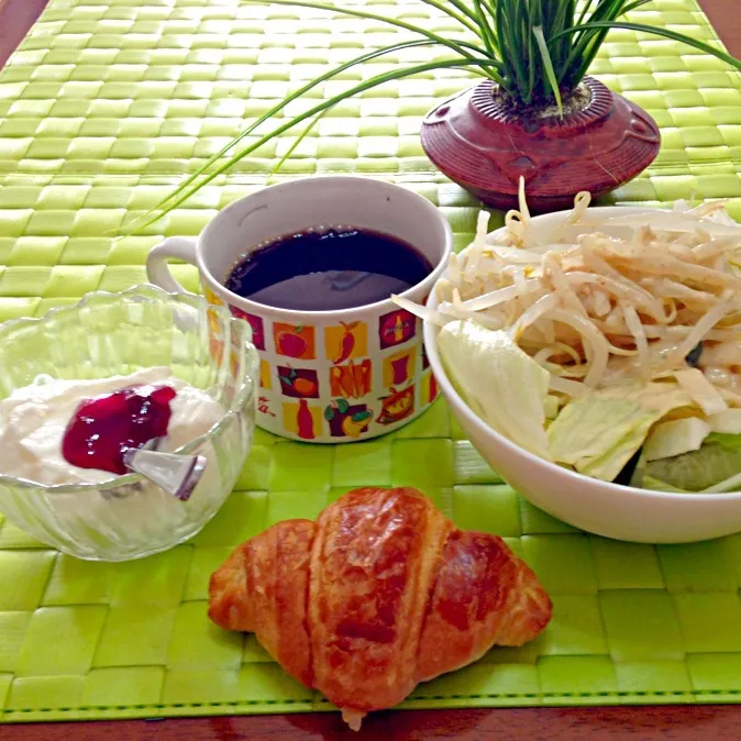 クロワッサンともやしミックスサラダ＆ベリーヨーグルト☕|マニラ男さん