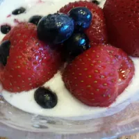 strawberries & blueberries in coconut cream|Christine Leeさん