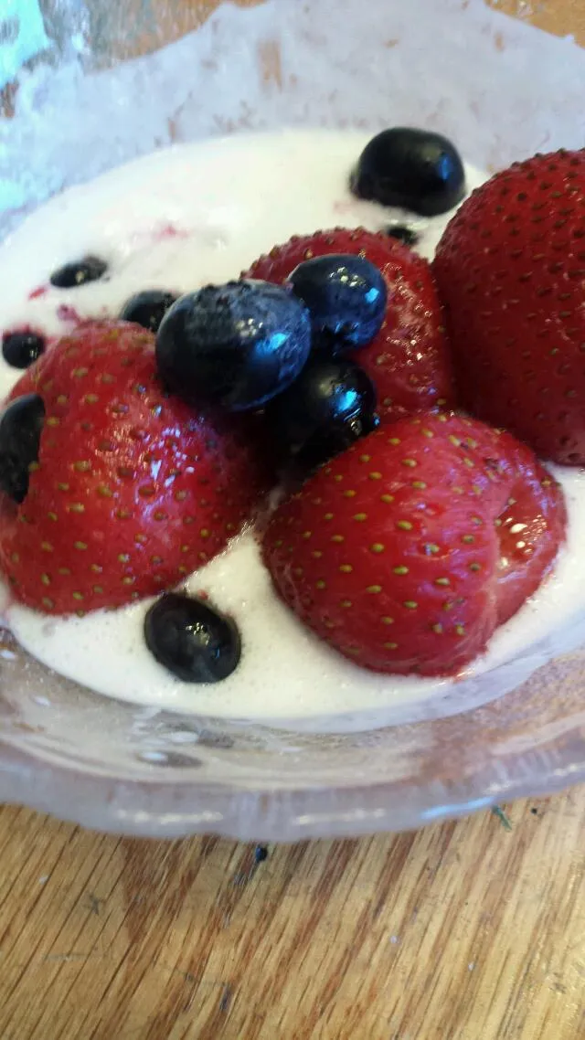 strawberries & blueberries in coconut cream|Christine Leeさん