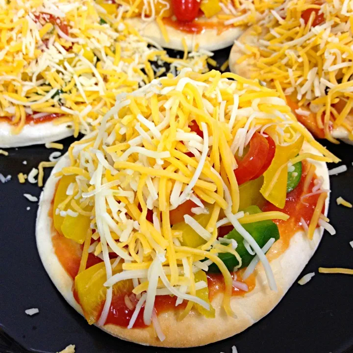 Mini pita bread pizza in progress. Cheesy cheesy!|Sweetaddictsさん