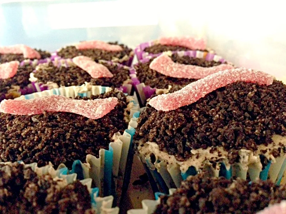 Worms and dirt cupcakes|Kirsten Adachiさん