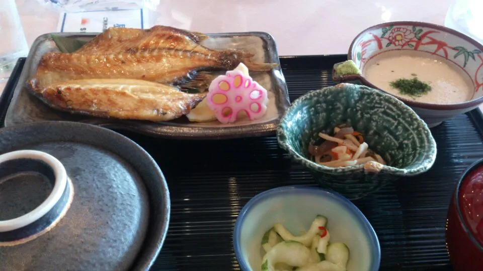 Snapdishの料理写真:つぼ鯛の干物と麦とろご飯。ゴルフ場では珍しいから頼んだら当たり！！|SATOSHI OOCHIさん