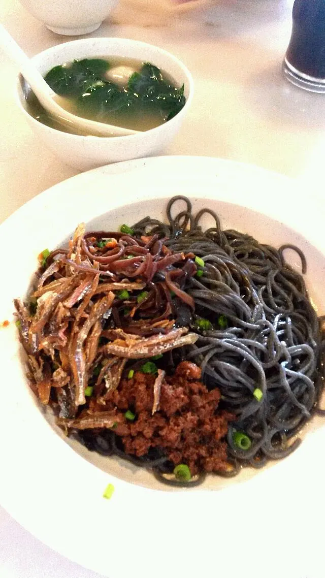 black pan mee|Derbie Wongさん