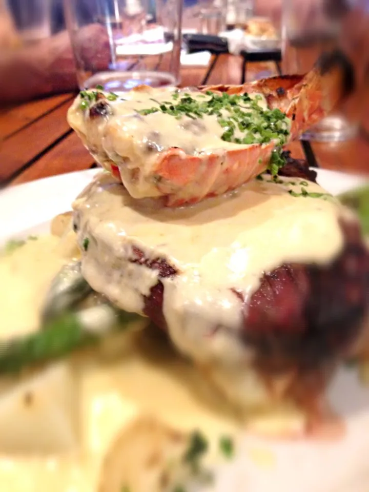 Steak and lobster with hollandaise sauce|woodfiredさん