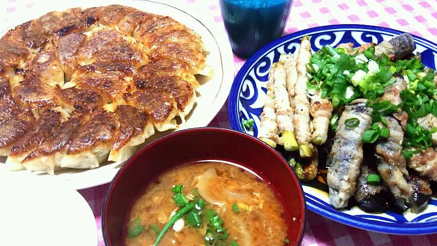 焼き餃子(豚挽肉･きゃべつ･にら･椎茸･青ねぎ･生姜)、豚ロール蒸し焼きポン酢かけ(豚バラ薄切り肉･茄子･アスパラガス･青ねぎ)、落とし卵のお味噌汁(玉葱･新生姜･青ねぎ)|まあるさん