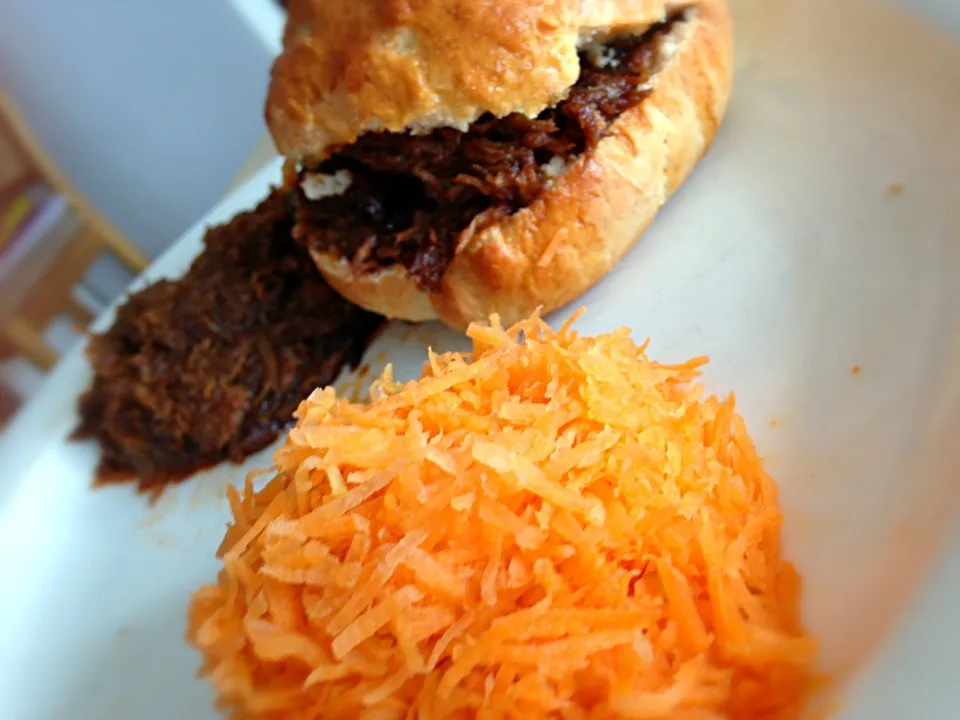 Pulled pork with home made hamburger bread and carrot salad|ozzy sparaさん