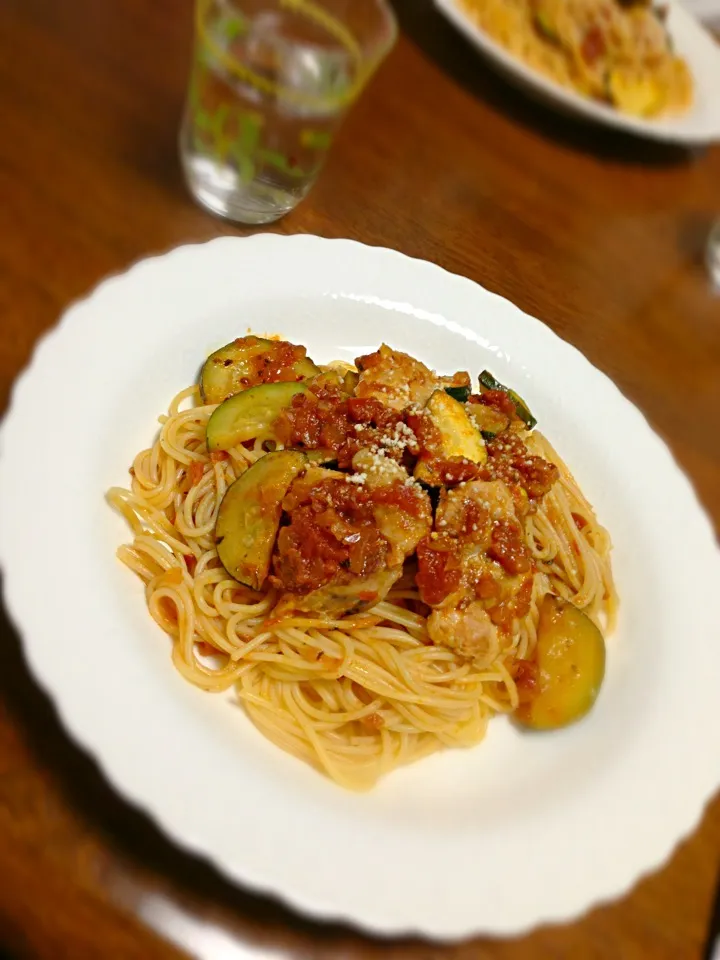 鶏とズッキーニのドライトマト＆トマトソースパスタ|ゆきぼぅさん