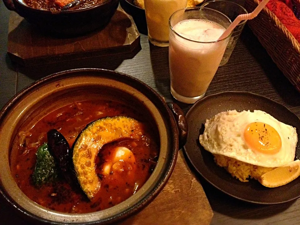 Snapdishの料理写真:チキンスープカレー納豆トッピング。ライスに目玉焼きトッピング。うまかった。|こたさん