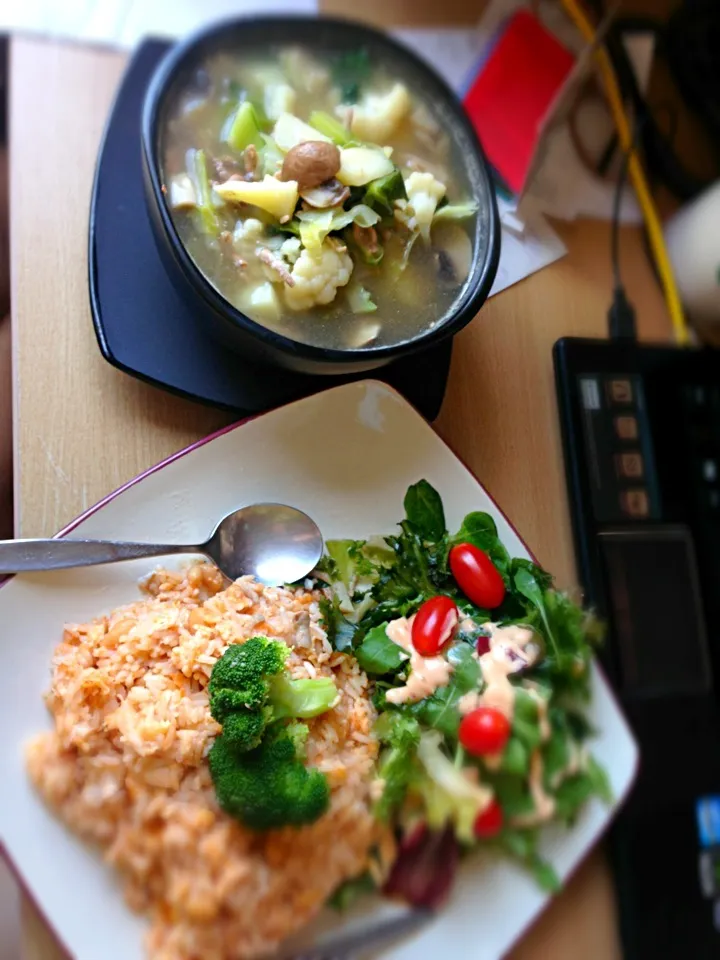 Tomato egg fried rice with vege soup|LyzelleMayさん