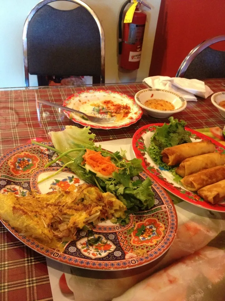 Snapdishの料理写真:Banh Xeo and lumpia|marylouさん