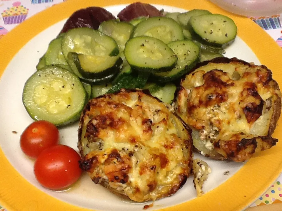 Snapdishの料理写真:Smoked salmon Baked potato with courgettes and beetroot|Alan (Fred) Pipesさん